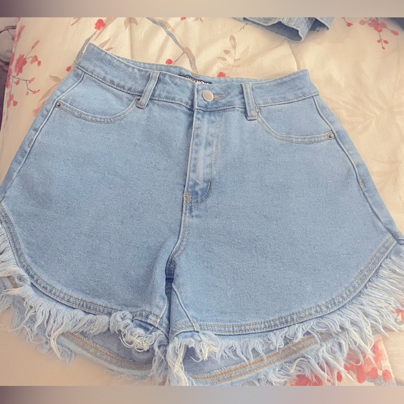 Fashion Nova denim shorts - Picture 3 of 5